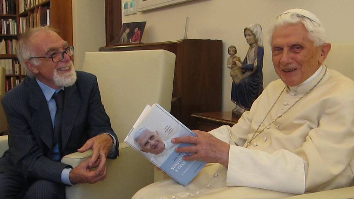 Benedicto XVI, con Elio Guerriero, a quien confió sus escritos del monasterio Mater Ecclesiae para su publicación póstuma.