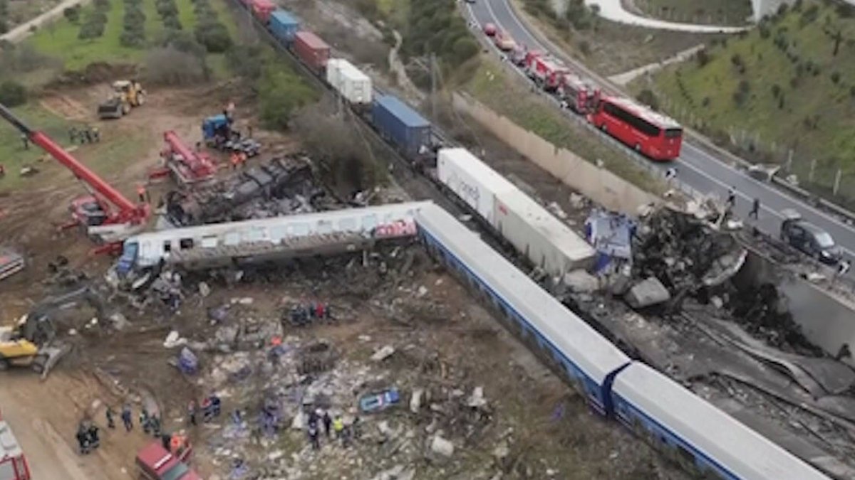 El accidente tuvo lugar a media noche, chocaron un tren de mercancías y un convoy que transportaba 350 pasajeros. El Papa ha recordado a las familias y ha ofrecido sus oraciones a los rescatistas.