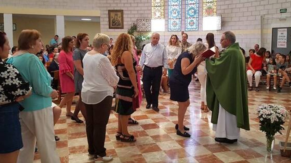 Rito de envío de catequistas en una parroquia española...