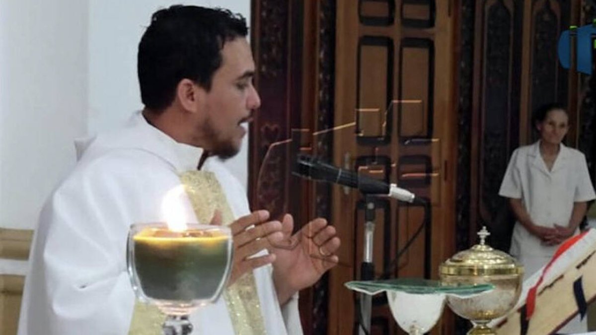 El 14 de agosto de 2022, el sacerdote Óscar Benavides fue retenido en Managua después de celebrar misa. Ha permanecido en aislamiento total durante 42 días. Su delito ha sido opinar en contra del régimen de Ortega en las redes sociales.