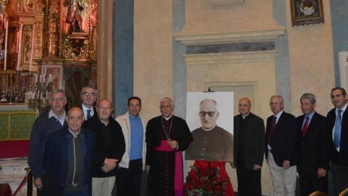 El obispo Zornoza de Cádiz y los promotores de la causa del padre López de Uralde en 2017