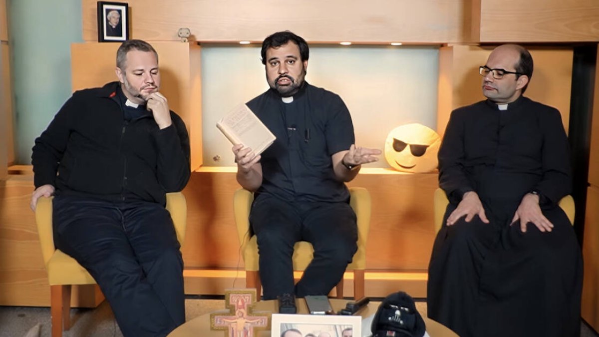 Antonio María Domenech, Jesús Silva y Patxi Bronchalo analizan en la última entrega de Red de Redes cómo leer correctamente la Biblia y qué libros se saltan los protestantes.