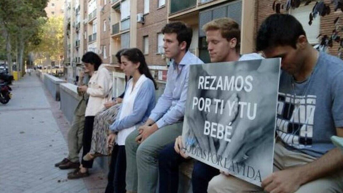 Las clínicas contarán con un área delimitada en el que no se podrá rezar en horarios concretos durante los días laborables.