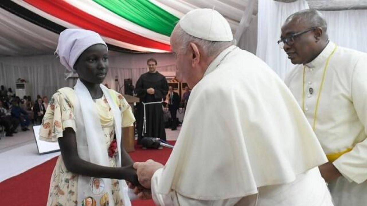 Nyakuor Rebecca es una chica de campo de desplazados y la parroquia que atiende fray Gandolfi, tras ella