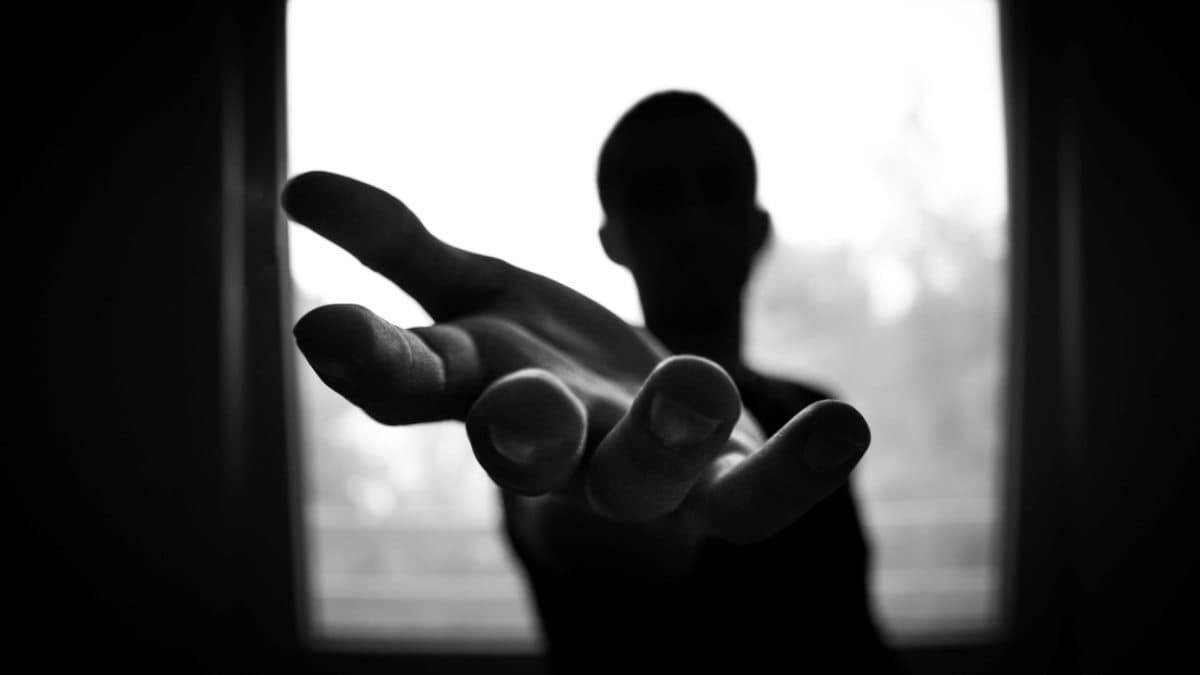 No es constitucional prohibir pedir ayuda médica o espiritual en materia de homo o transexualidad