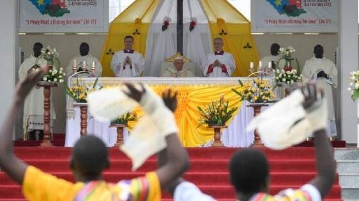 Para ser ciudad en lo alto, sal y luz, los cristianos han de mostrar su alegría, como en la misa del Papa en Juba