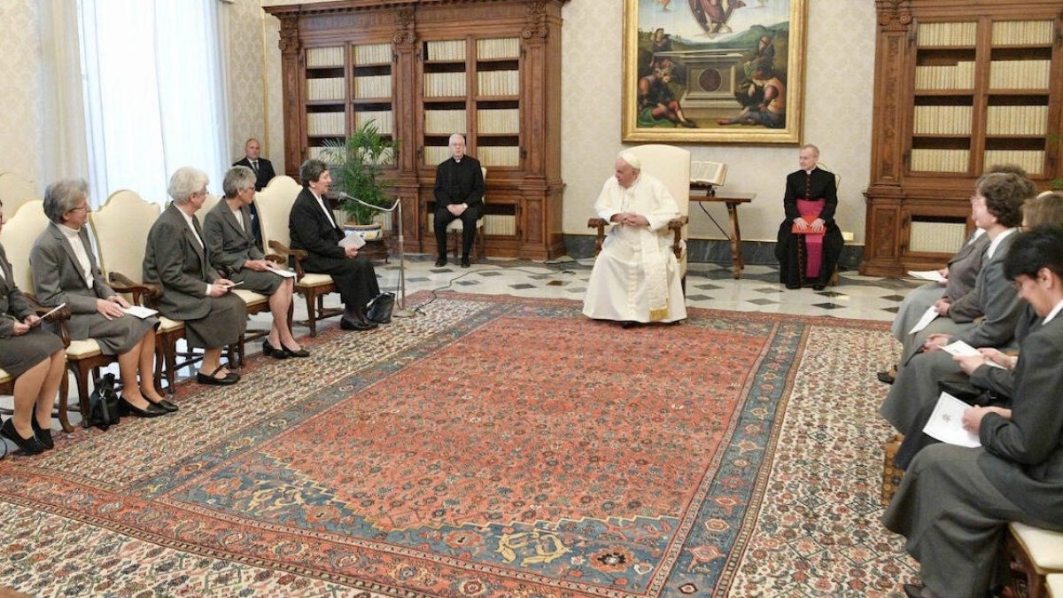 El Papa se reunió con las Hermanas del Servicio Social, fundadas hace 100 años, que dedican su vida a cuidar huérfanos, como parteras y enfermeras. Francisco recordó en su discurso la figura de Margarita Slachta.