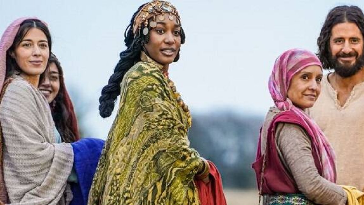 Jesús con María Magdalena, la etíope Tamar y la esposa de Simón Pedro en la serie The Chosen - Los Elegidos