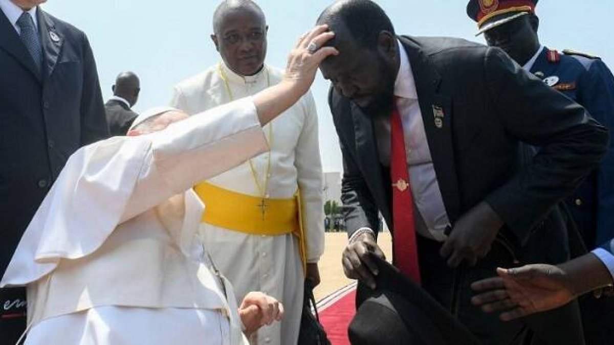 Desde su silla de ruedas, junto al avión de vuelta, Francisco bendice a Mayardit, presidente de la República de Sudán, que es católico