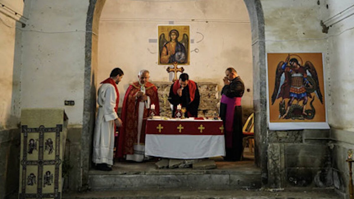 Los cristianos del norte de Irak, tras años de violencia y persecución, vuelven a vivir la fe en su propia tierra, aunque, con una mezcla de alegría y miedo.