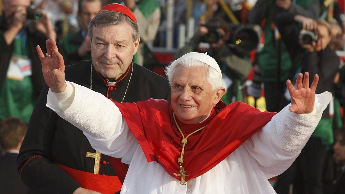 El cardenal George Pell, entonces arzobispo de Sidney, recibe a Benedicto XVI en la JMJ celebrada en dicha ciudad australiana en julio de 2008. Foto: Paul Haring / CNS.