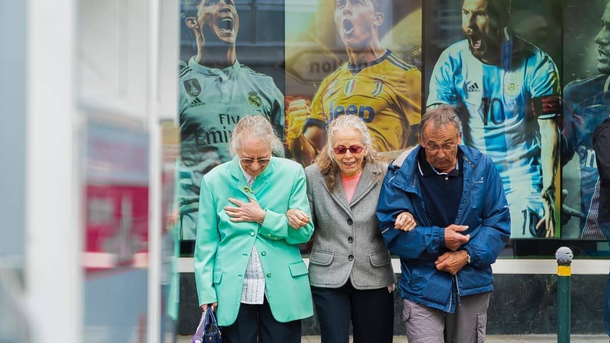 El espíritu de servicio lleva esperanza a quienes nos rodean y ayuda a encontrar la dicha en los acontecimientos cotidianos. Foto: Phlippe Leone / Unsplash.