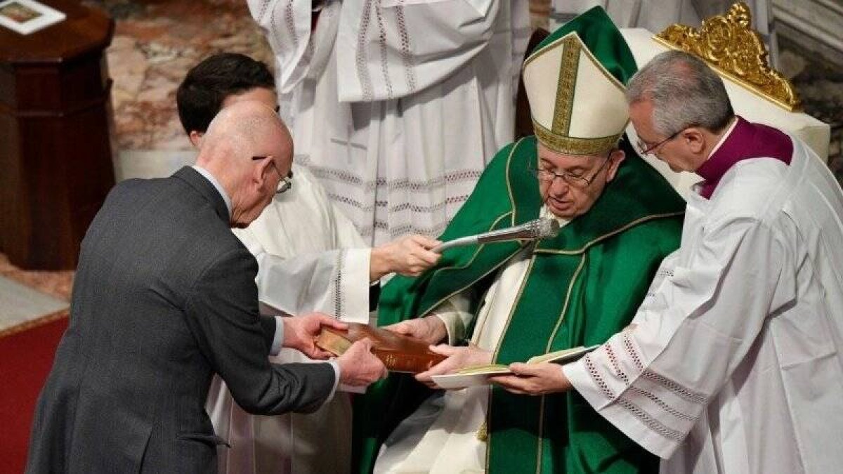 Francisco entrega la Biblia a una de las personas a las que confirió este domingo el ministerio de lector. Foto: Vatican Media.