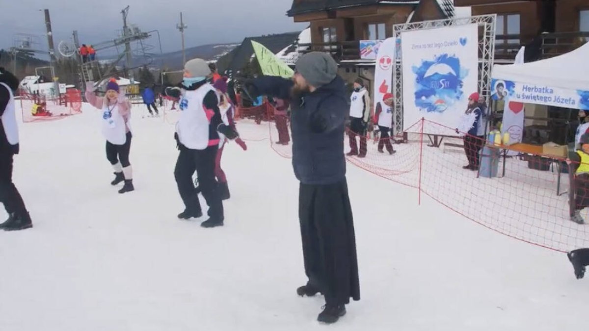 Los esquiadores se unieron a los animadores que bailaban, y los niños participaban en competiciones de descenso de trineos. Los evangelizadores sirvieron té y charlaron con los numerosos presentes.