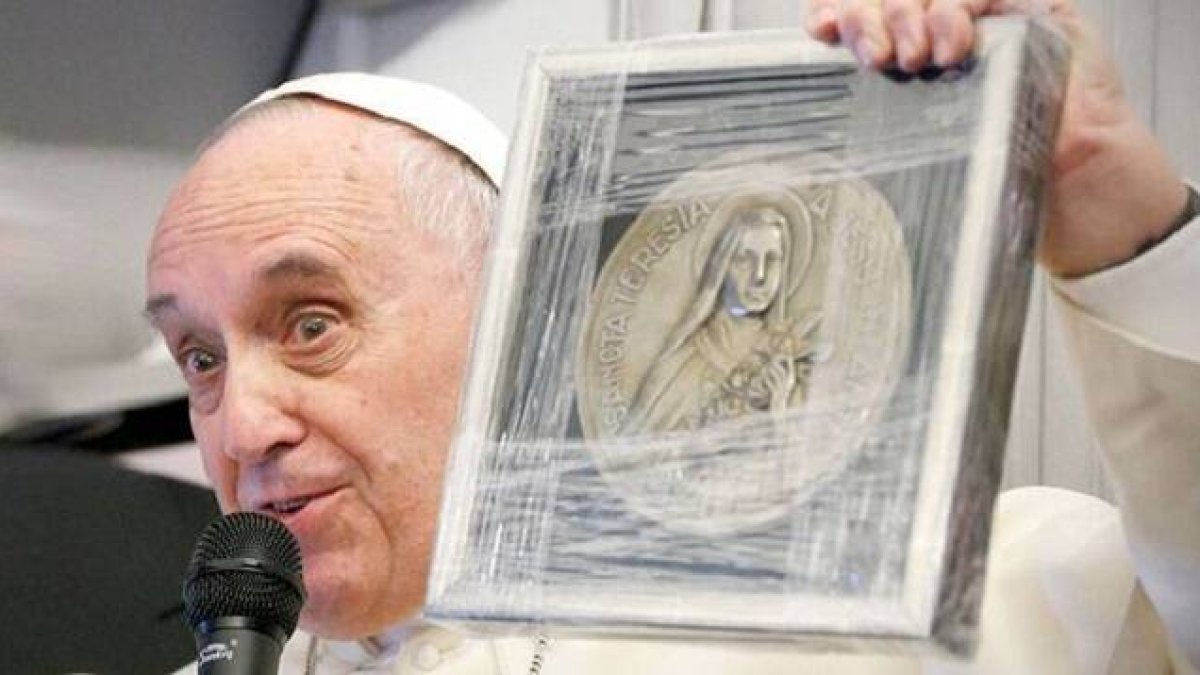El Papa Francisco con un relieve de Santa Teresa del Niño Jesús, Teresita de Lisieux