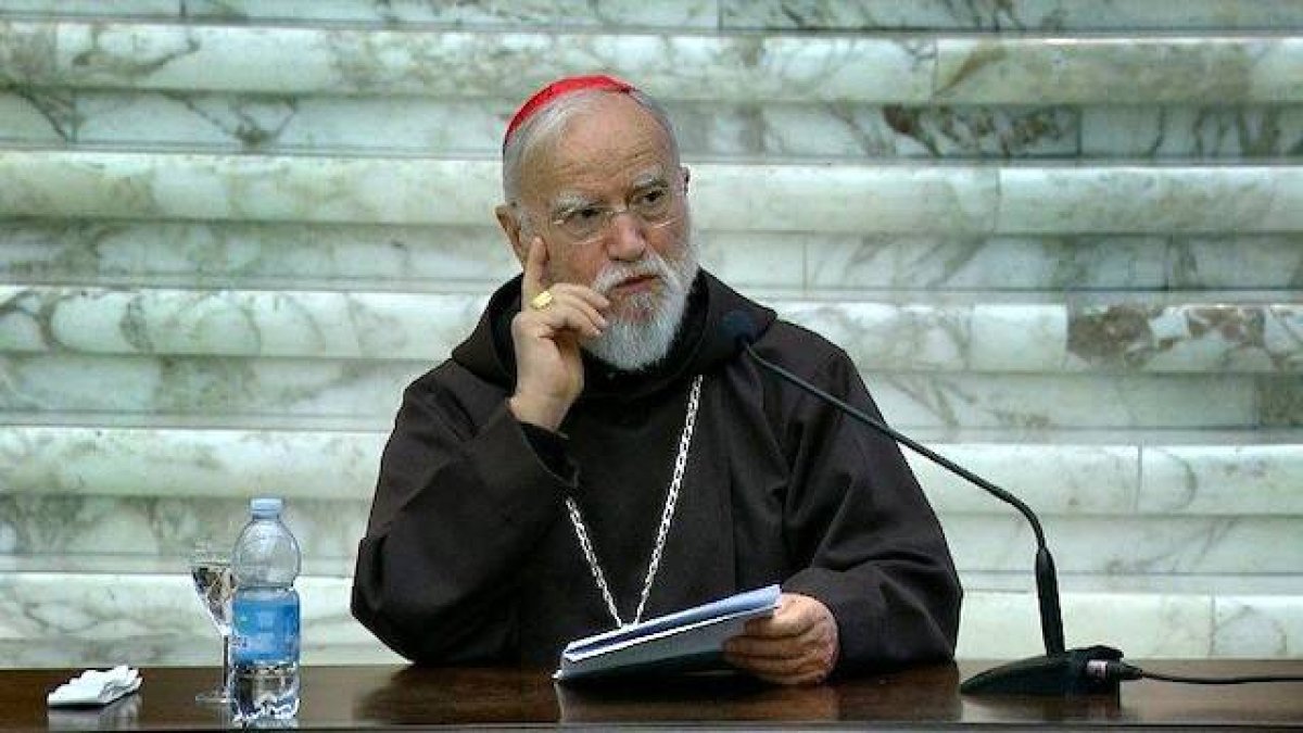 El cardenal Cantalamessa invitó a todos a plantearse una pregunta concreta ante cada decisión: ¿qué haría Jesús? En la imagen, en la primera predicación de Cuaresma de este año. Foto: Vatican News.