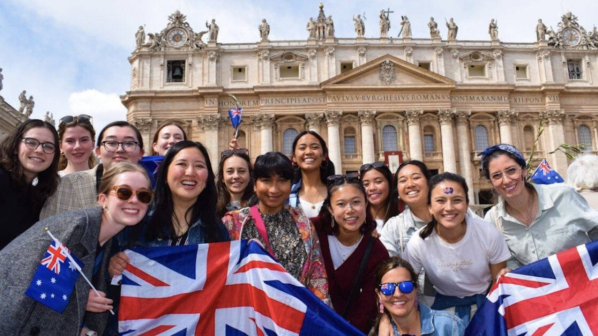 Este evento nació en 1968 por impulso de San Josemaría Escrivá, que soñaba con un encuentro internacional de jóvenes que se hicieran preguntas. Desde entonces han participado más de 100.000 universitarios.