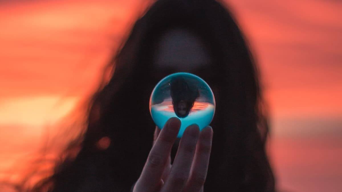 En la modernidad, la conjunción de una Voluntad sin cauce y de una Idea sin objeto produce una visión invertida de la realidad y efectos devastadores sobre las personas y la sociedad. Foto: Garidy Sanders / Unsplash.