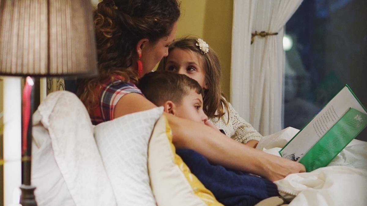 La familia es, según el proyecto de Dios, el primer lugar del amor, de la formación en las virtudes, de la recepción y crecimiento en la fe. Foto: Mark Zamora / Unsplash.