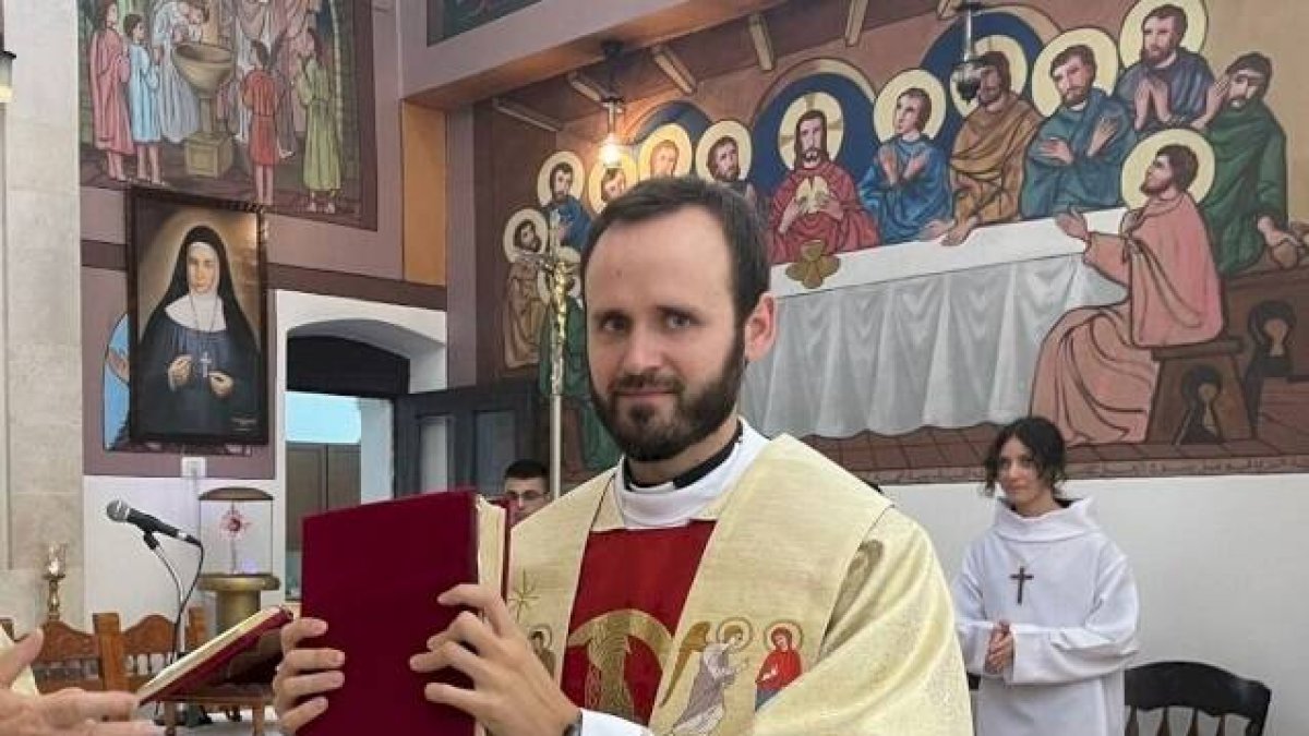 El padre Miguel Pérez en la parroquia de San Justino, en Nablus, donde los cristianos son pocos cientos