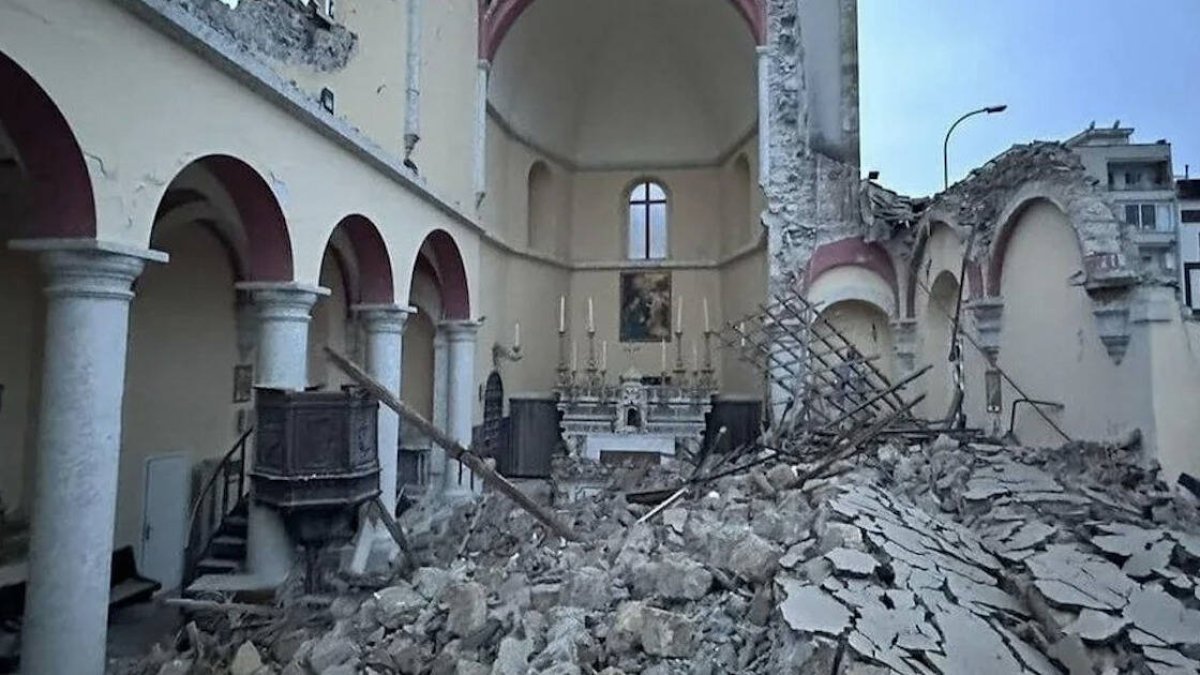 El Papa Francisco ha pedido en su cuenta de Twitter oraciones para los pueblos sirio y turco. Cáritas ha abierto una cuenta bancaria para colaborar con las víctimas del terremoto.