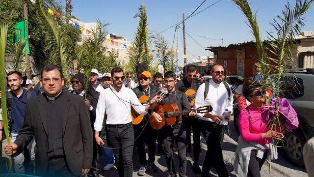 El youtuber judío argentino Sergio Bacari relata la alegría de la fiesta cristiana del domingo de ramos en Israel.