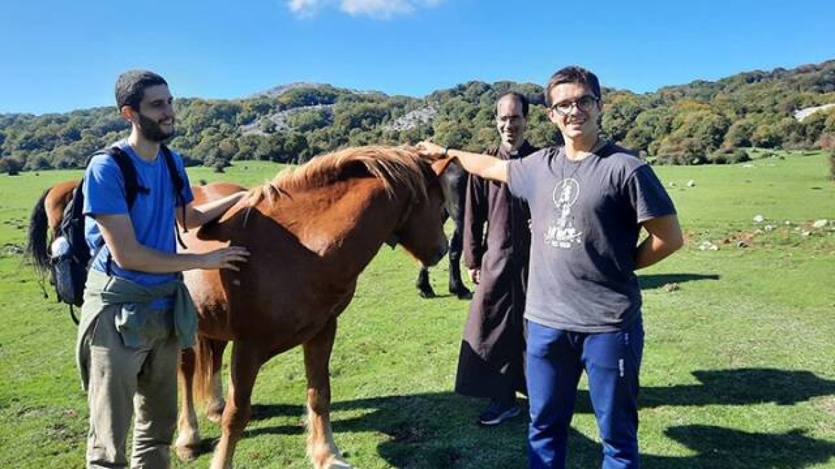 Tras una infancia educado en el amor por la fe, Davide decidió cambiar a Dios por la fiesta, las drogas e incluso el odio y la rabia: gracias a Fundación CARF y el Hogar de la Madre, hoy ha recuperado su vida de fe y se prepara para ser sacerdote.