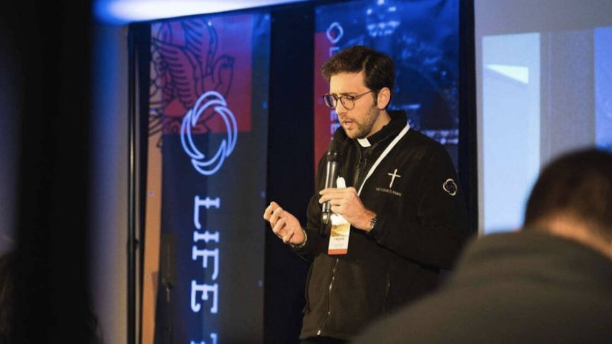 El sacerdote Bernabé Rico ofreció en el encuentro europeo de catequistas de LifeTeen una serie de claves esperanzadoras y muy útiles para recuperar la ilusión por evangelizar (Fotos: Alex Pozuelo para LifeTeen).
