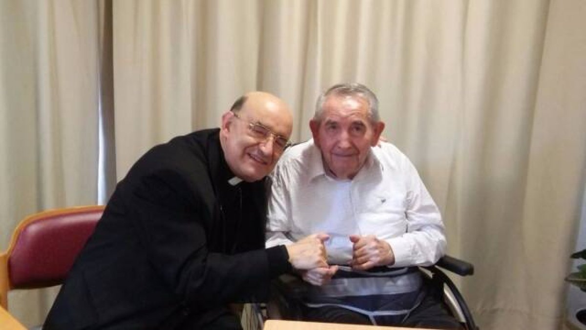 Fidel Herráez Vegas, arzobispo emérito de Burgos, visitando al misionero fallecido, Cremencio Manso.
