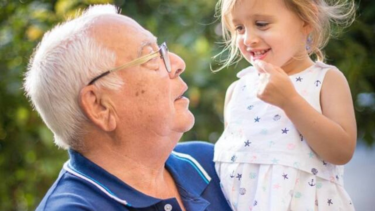 Un abuelo con su nieta, foto de Isaac Quesada para Unsplash