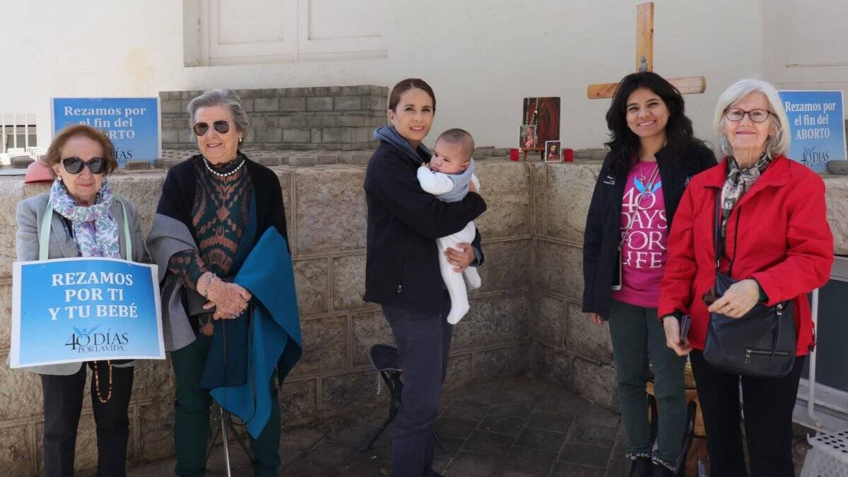 La coordinadora de 40 Días por la Vida Hispanoamérica, Lourdes Varela, y la de España, Nayeli Rodríguez, rezando junto a otras voluntarias en la última campaña de Cuaresma ante un abortorio de Málaga.