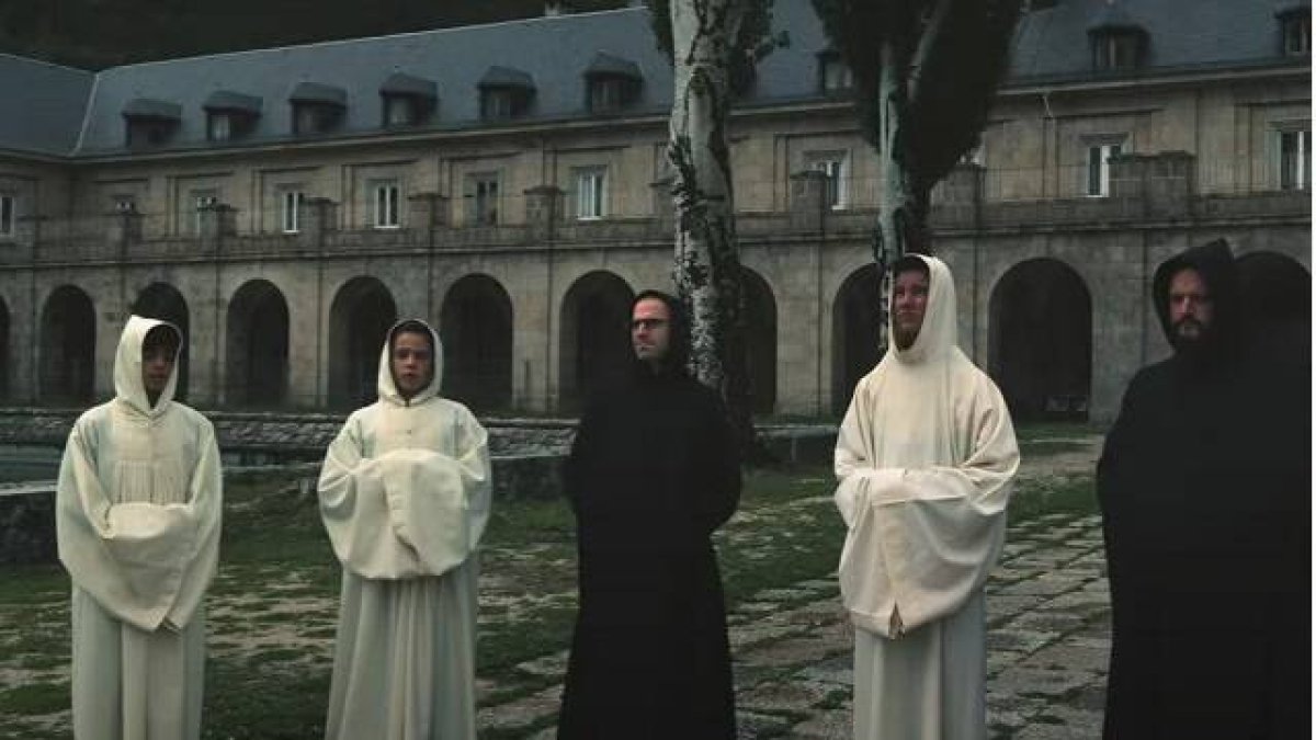 Escena del videoclip No Hay Mayor Honor de la escolanía del Valle de los Caídos