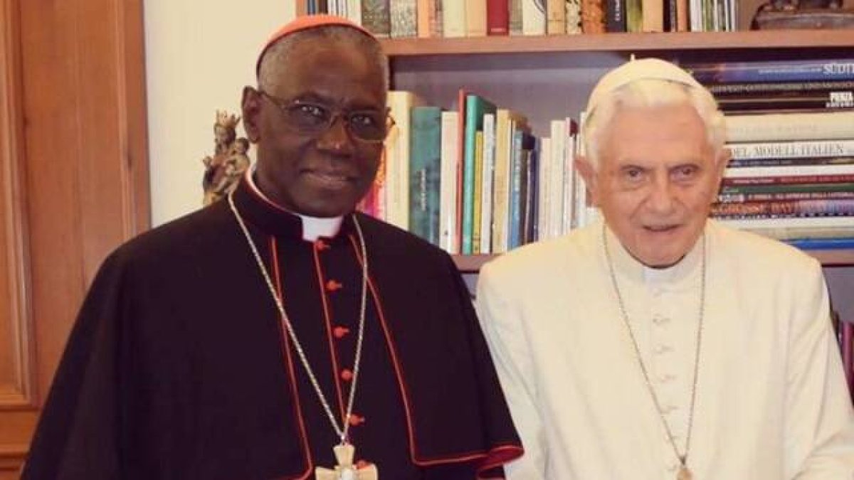 El cardenal Sarah visitó varias veces a Benedicto XVI durante su estancia en el monasterio Mater Ecclesiae del Vaticano como Papa emérito.