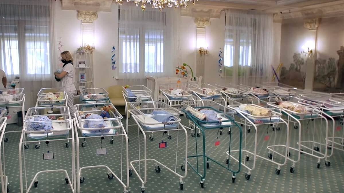Sin el 'glamour' de otros casos, la imagen de niños de vientres de alquiler almacenados en 2020 en un hotel de Ucrania a la espera de reparto, a consecuencia de lo confinamientos gubernamentales, puso de relieve la realidad de este negocio.