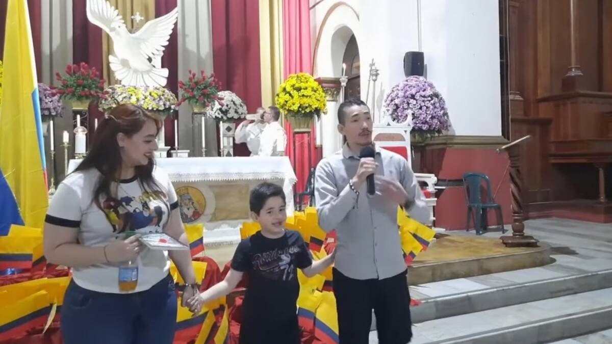 William Toro -en la imagen, junto a su mujer, Laura, y su hijo, Juan Ángel- pasó entregado al ocultismo y al ateísmo militante buena parte de su vida.