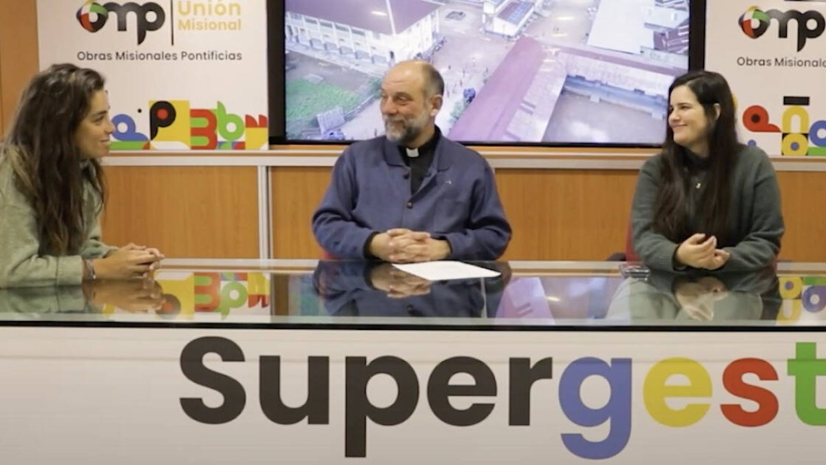 La tertulia de Supergesto habla sobre la familia, con la aventurera e influencer Carlota Valenzuela; la conversa, Carla Restoy; y el joven Pablo de Mergelina, que coordina el grupo de Jóvenes por la Misión de la Archidiócesis de Madrid.