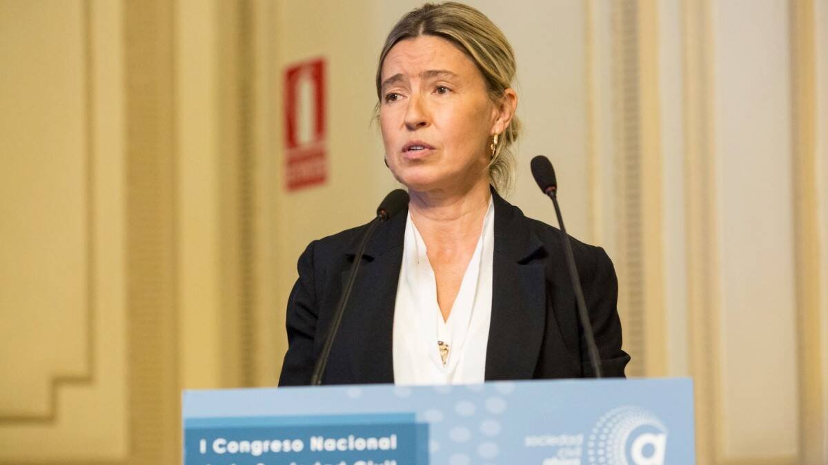 María Calvo es profesora universitaria y autora de diversos libros sobre temas educativos y defensa de la equidad entre el hombre y la mujer.