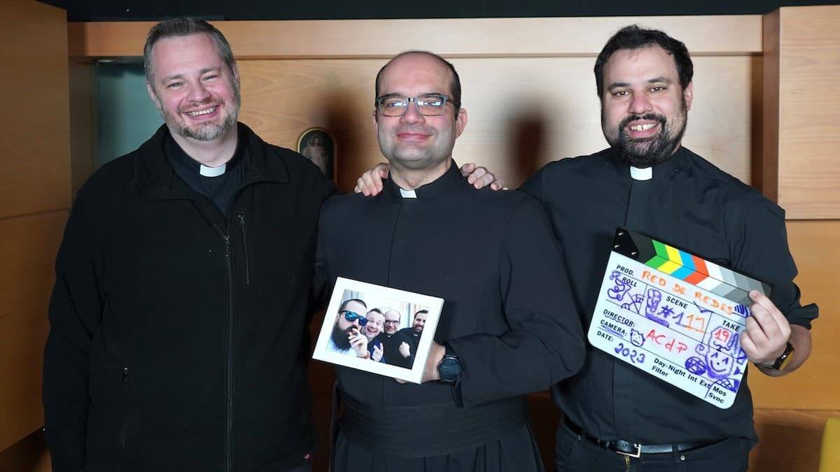 Los sacerdotes de Red de Redes: Jesús Silva,  Antonio María Domenech y Patxi Bronchalo.