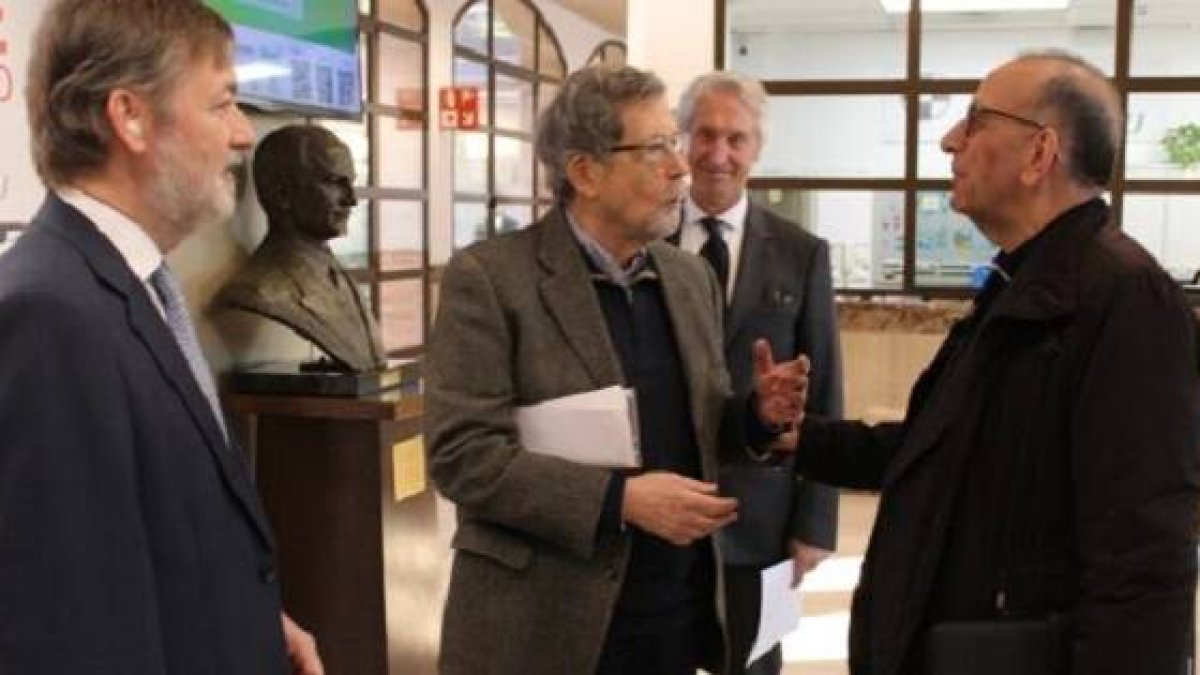 Josep Miró, presidente de E-Cristians, habla con el cardenal Omella, bajo la mirada del rector Rodríguez Ponga
