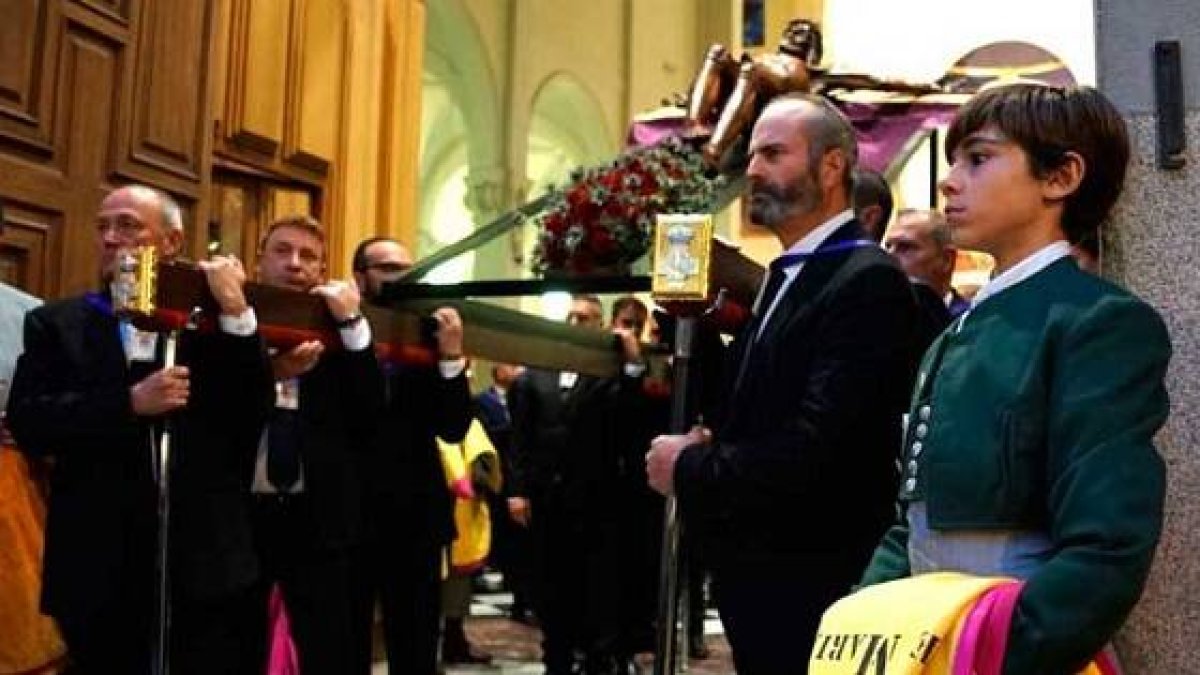 El Cristo de los Toreros sale a las calles de Madrid en Viernes de Dolores, con alumnos de la escuela taurina