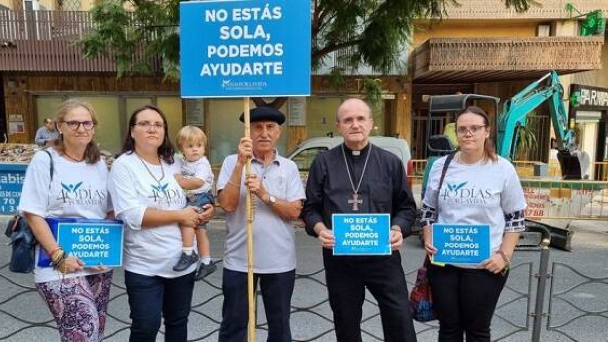 Munilla, obispo de Alicante, con voluntarios de 40 Días por la Vida en noviembre de 2022... mucho se mueve en el tema del aborto
