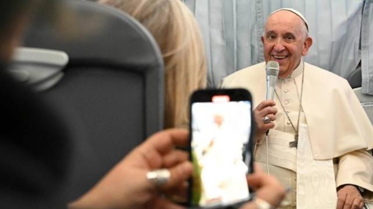 El Papa, en la rueda de prensa del avión a su regreso de Hungría. Foto: Vatican News.