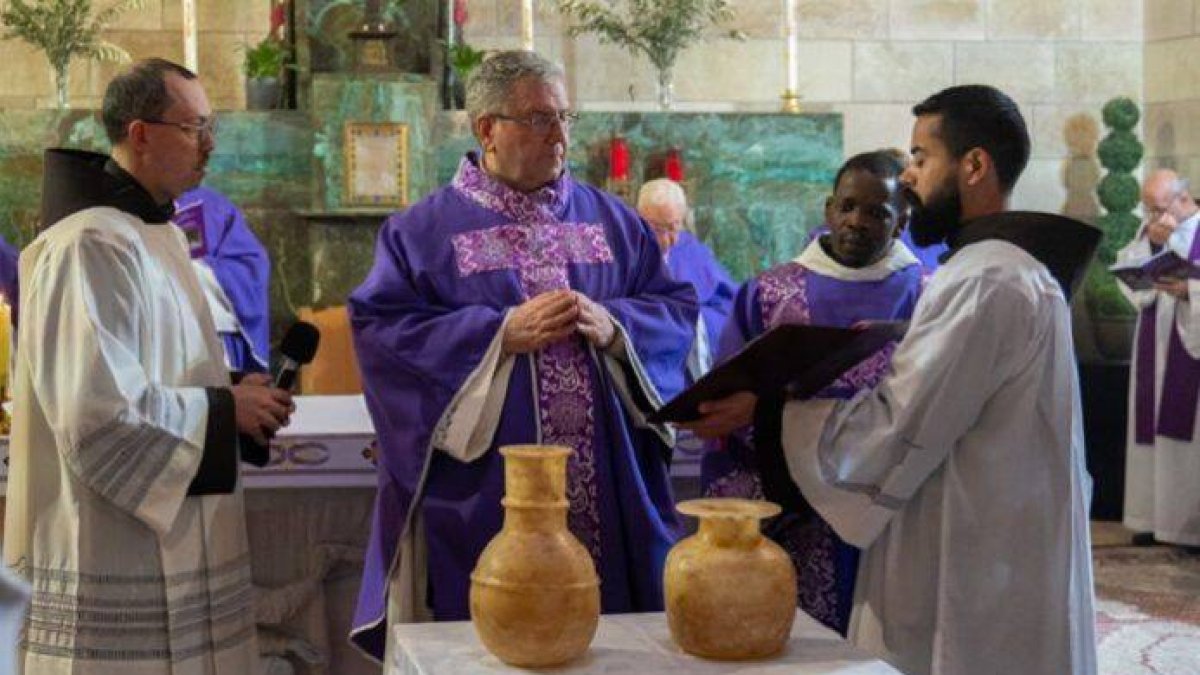 Francis Patton, Custodio de Tierra Santa, bendice los óleos de Betania en el Lunes Santo de 2023