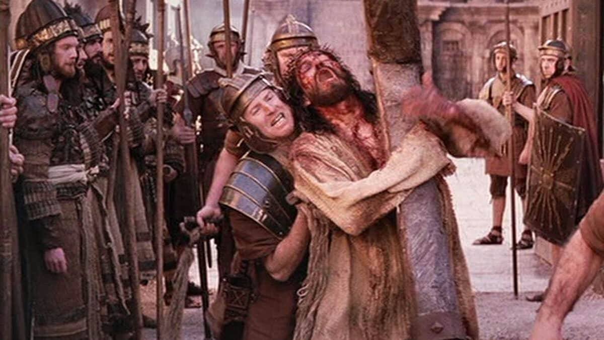 Jesús (Jim Caviezel) camino del Calvario en 'La Pasión' de Mel Gibson (2004).