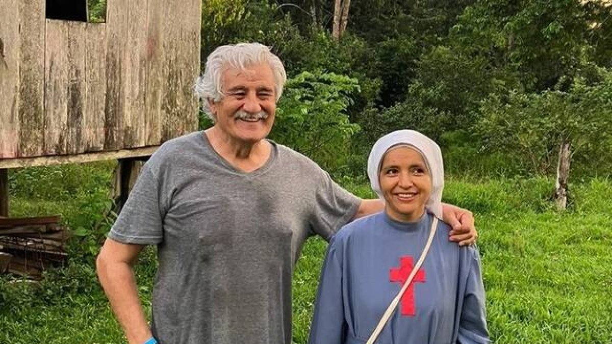 El ginecólogo y cooperante andaluz Rogelio Garrido con una joven religiosa en la Amazonia peruana