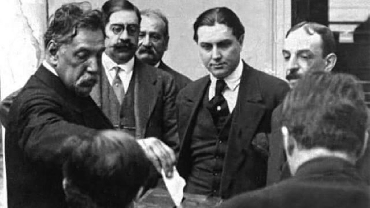 José Batlle, presidente del país en los inicios del siglo XX, vota en unas elecciones. Él fue un factor fundamental, pero no único, del laicismo uruguayo.