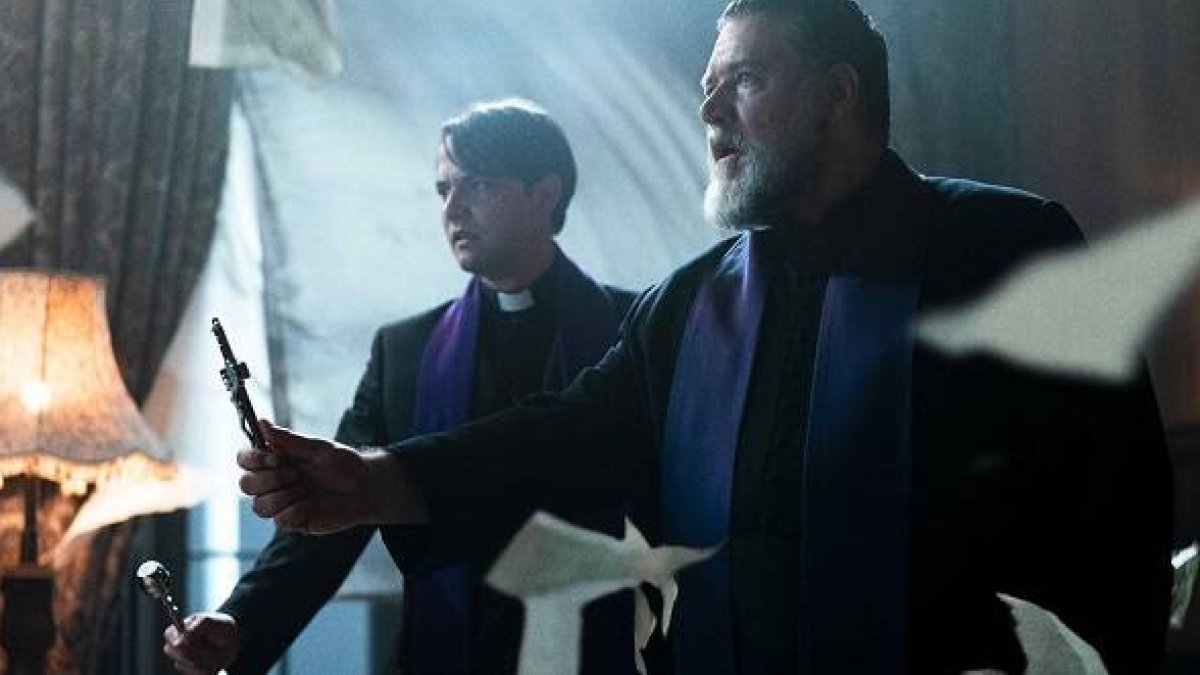 En la película, el veterano padre Amorth recluta a un cura novato español con un curso acelerado de exorcismos.