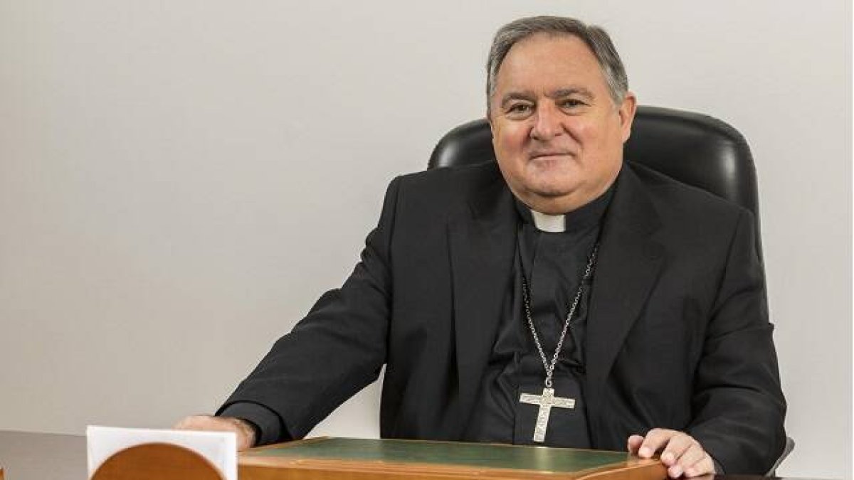 José Mazuelos, obispo de Canarias, fue médico antes que cura y habla de las mentiras del aborto y la eutanasia