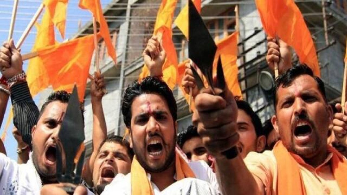 Militantes del Vishva Hindu Parishad sostienen sus cuchillos: no son raras las ocasiones en que asaltan a cristianos.