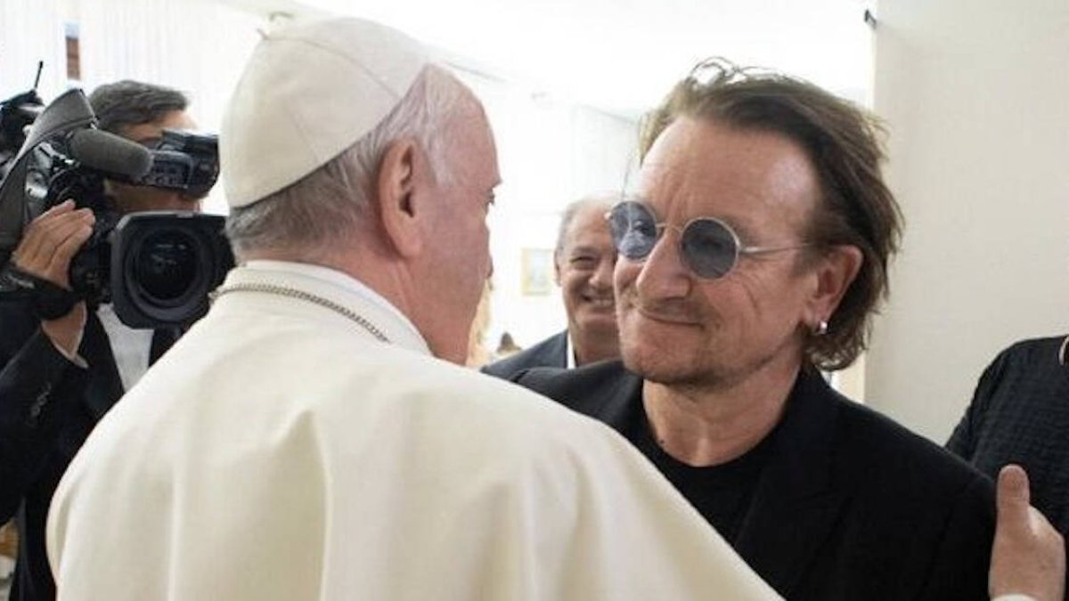 Con 46 años en la música y habiendo vendido 170 millones de discos, Bono es uno de los artistas más reconocidos en el mundo. El irlandés atesora una sensibilidad especial para lo trascendente, a pesar de apoyar el aborto o las uniones homosexuales.